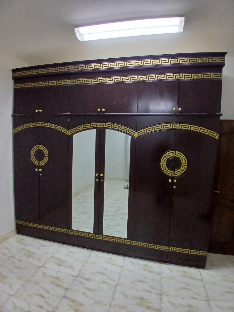 خزانة ملابس بحالة جيدة - 1