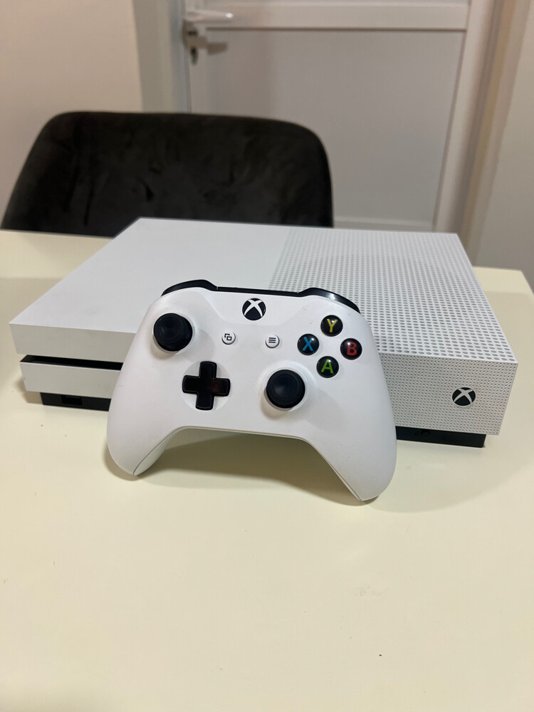 Xbox one S + camera + mike - 11