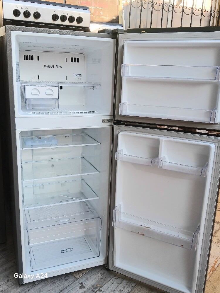 LG Refrigerator 260 liter. - 2