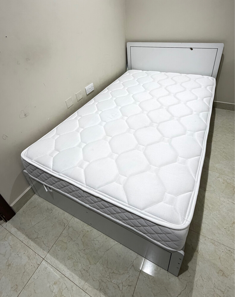 bed 120cm with very clean mattress - 1