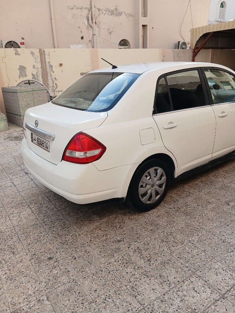 Nissan tida - 1