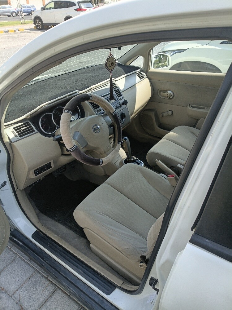 Nissan tiida 2011 model 1.8 - 4