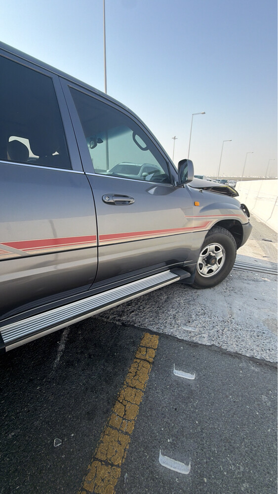 LC 100 - Accident Damaged - 4