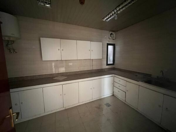 For rent in building in Bin Mahmoud - 11