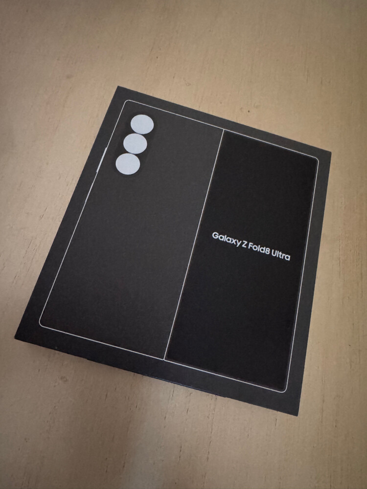 black samsung z fold 8 ultra  - 1