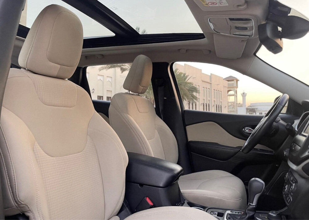 Full Option Jeep Cherokee - 2