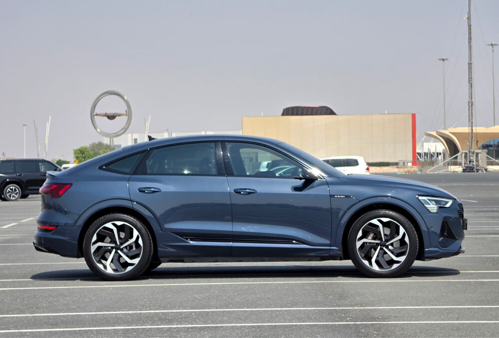 Audi e-tron Model: 2021 - 3