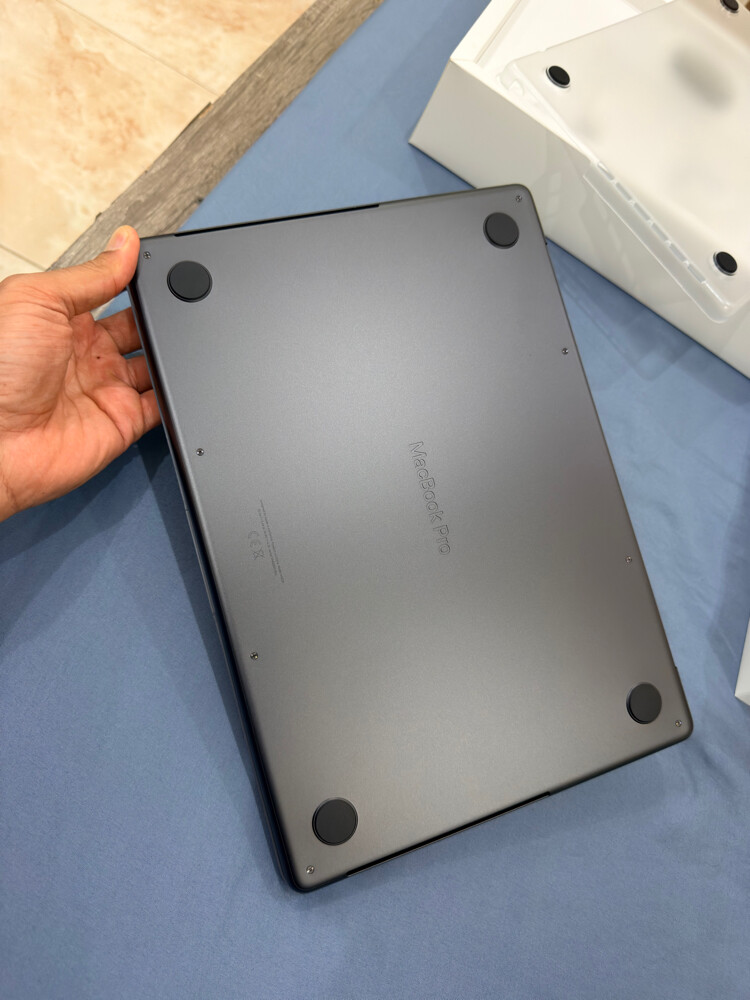 MacBook Pro 14 M5 24GB 2GB Black - 3