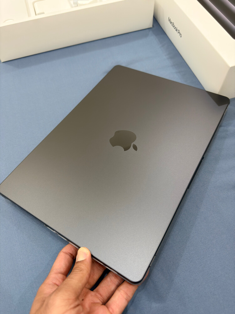 MacBook Pro 14 M5 24GB 2GB Black - 4
