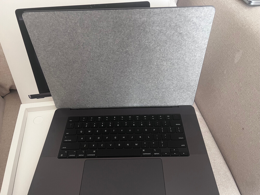 New MacBook M4 Max 64R 2TB 40GPU - 4