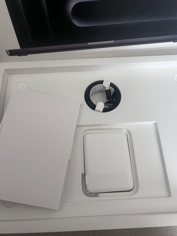 New MacBook M4 Max 64R 2TB 40GPU - 3