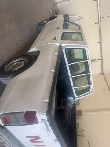 Nissan pickup - 4