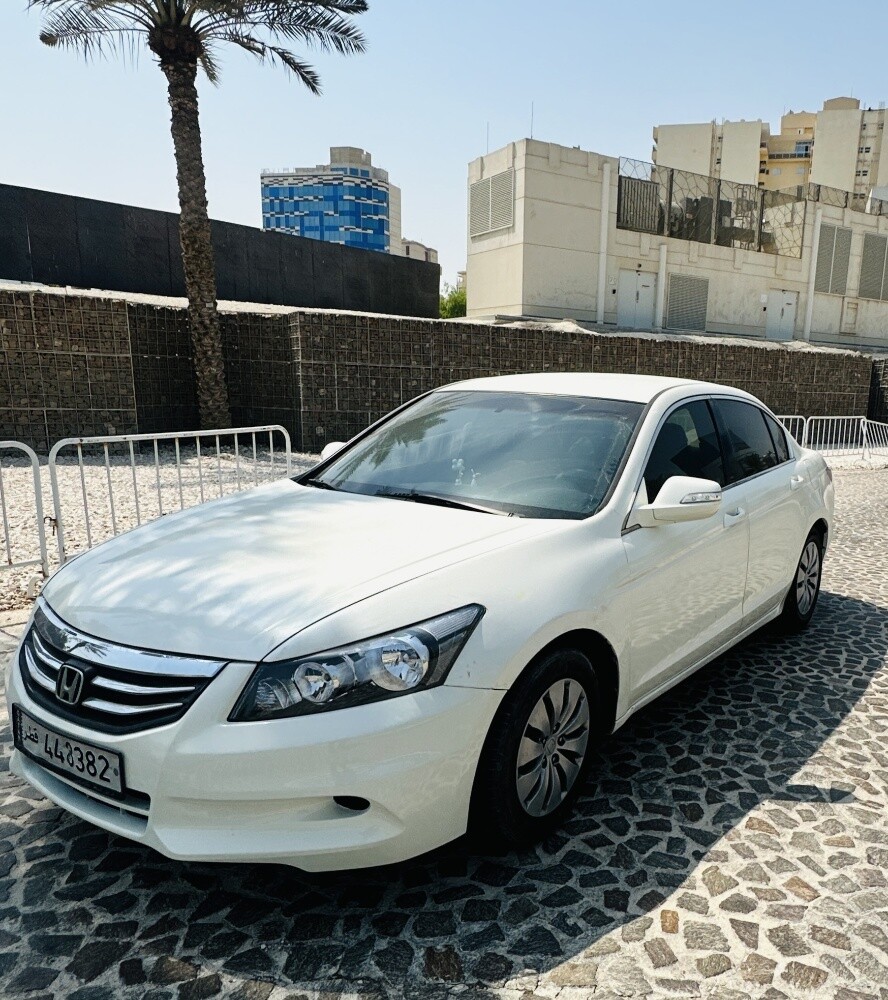 Honda Accord 2011 Lady driven - 2