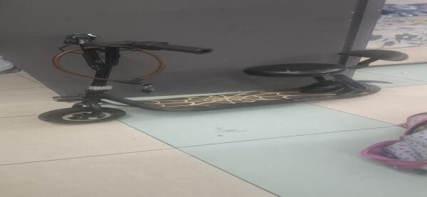 A children eletrice scooter - 1