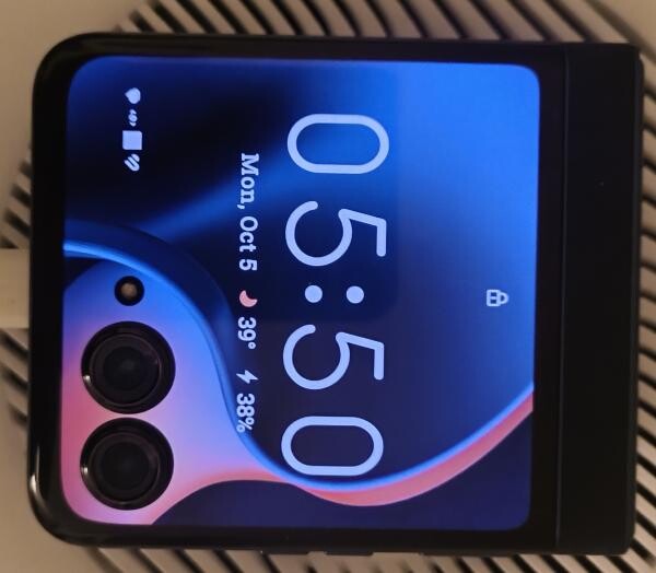Motorola RAZR 60 flip phone - 2
