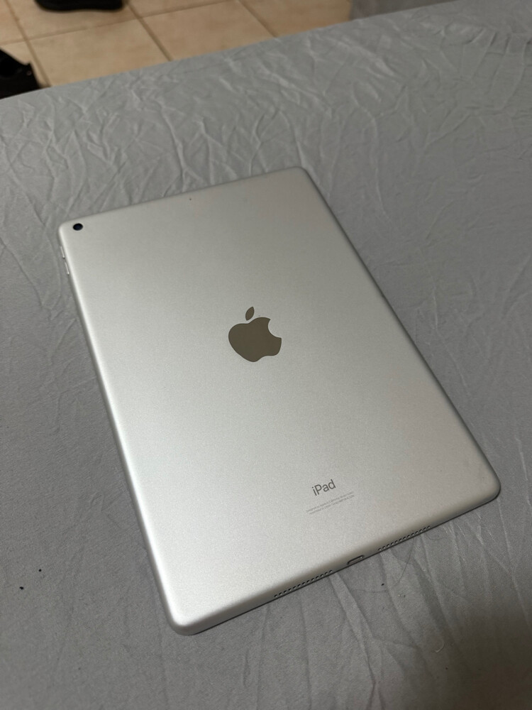 iPad 9th Generation 64GB Silver  - 3