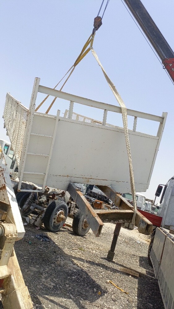 Boom truck body for six wheel - 1