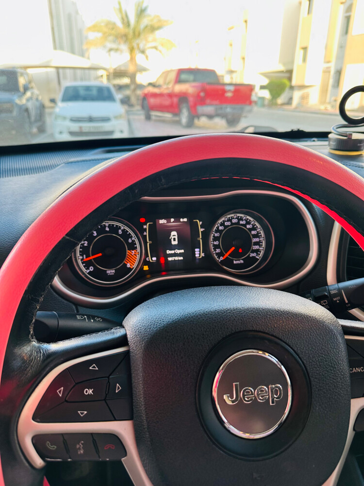 Full Option Jeep Cherokee - 7