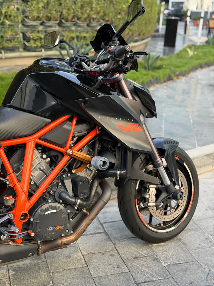 KTM SuperDuke R - 4