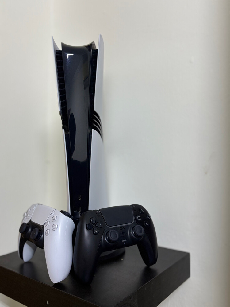 ps 5 pro + 2 controller - 3