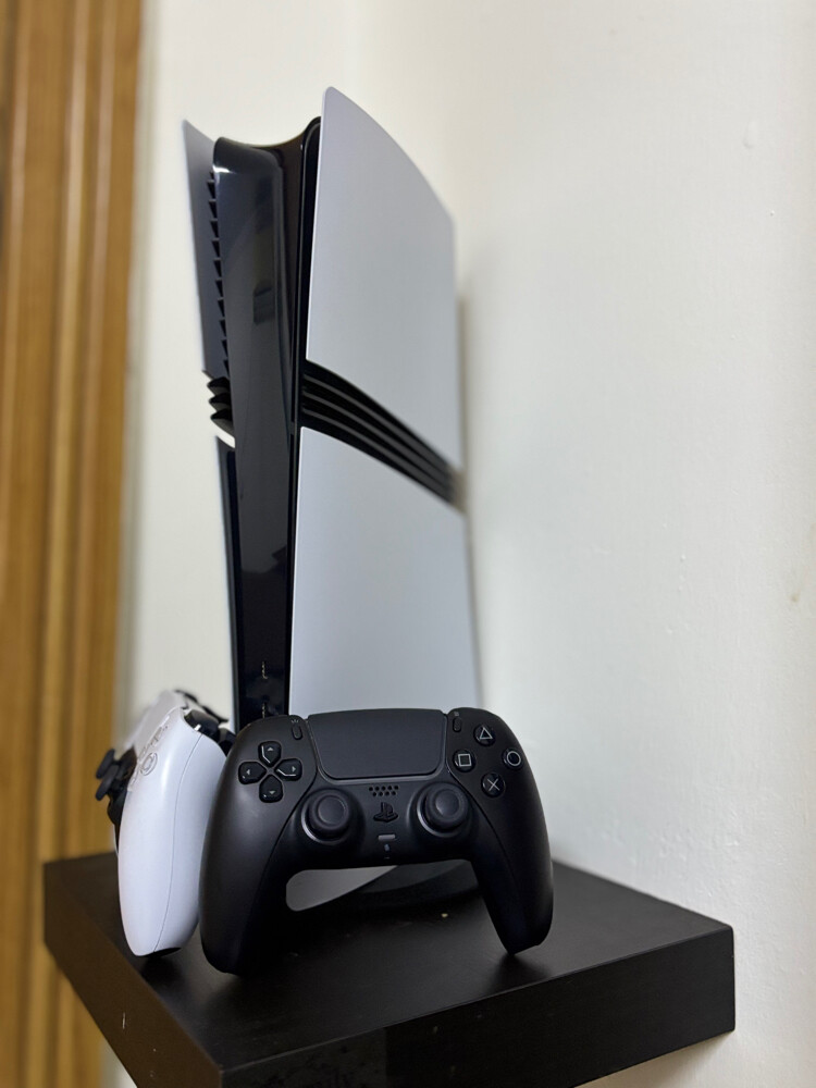 ps 5 pro + 2 controller - 2