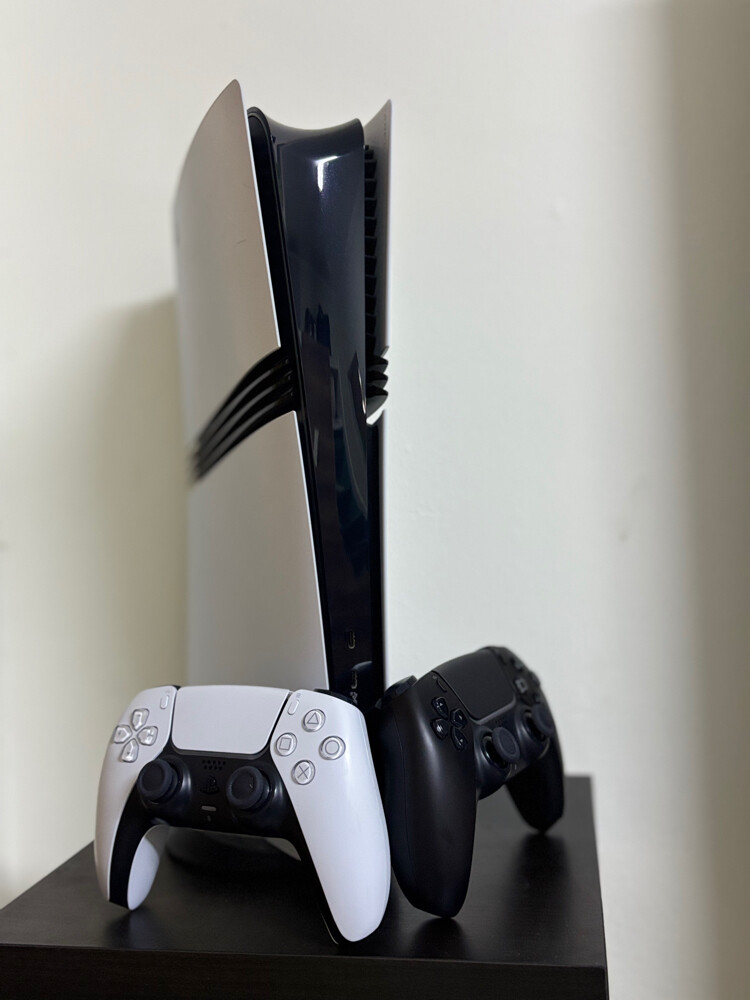 ps 5 pro + 2 controller - 1