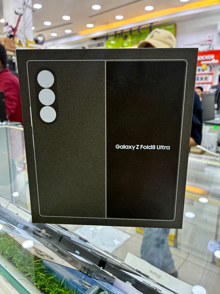 Samsung Z Fold 8 ultra  - 1