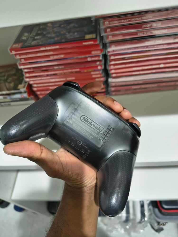 Nintendo Switch Pro Controller  - 2