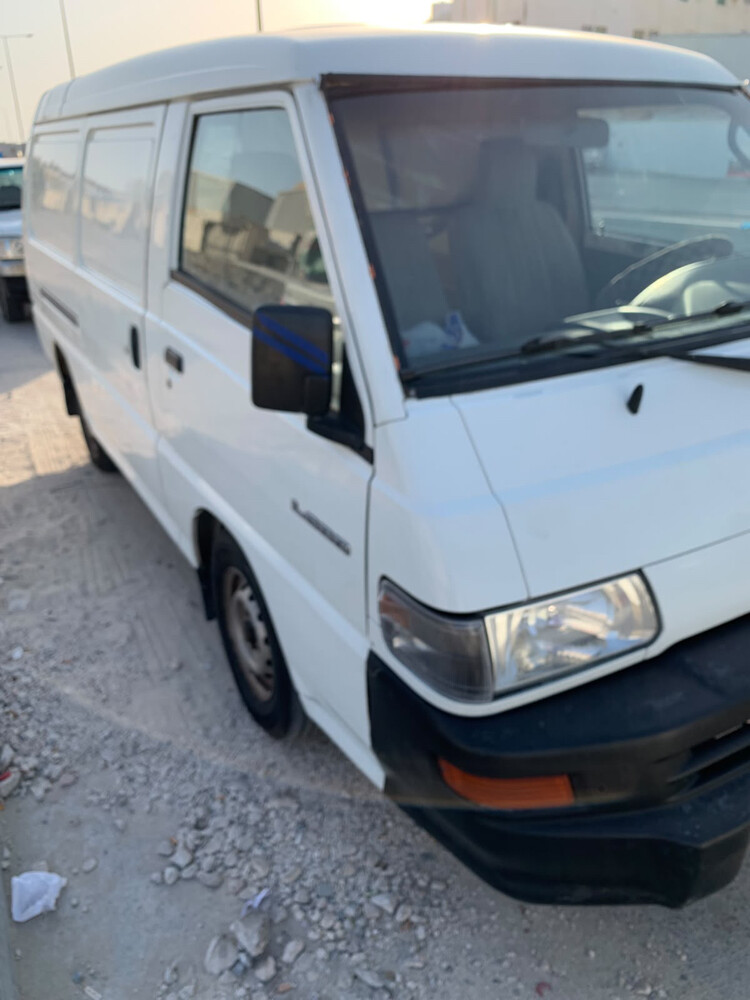 Mitsubishi L300 Cargo van - 2