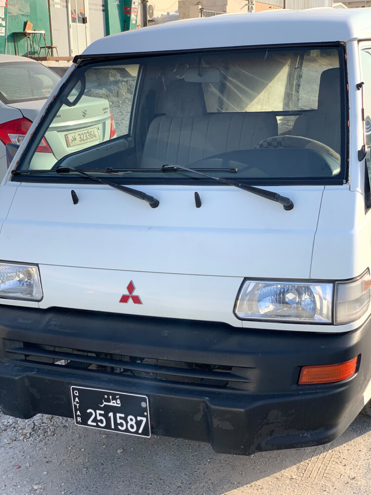 Mitsubishi L300 Cargo van - 1