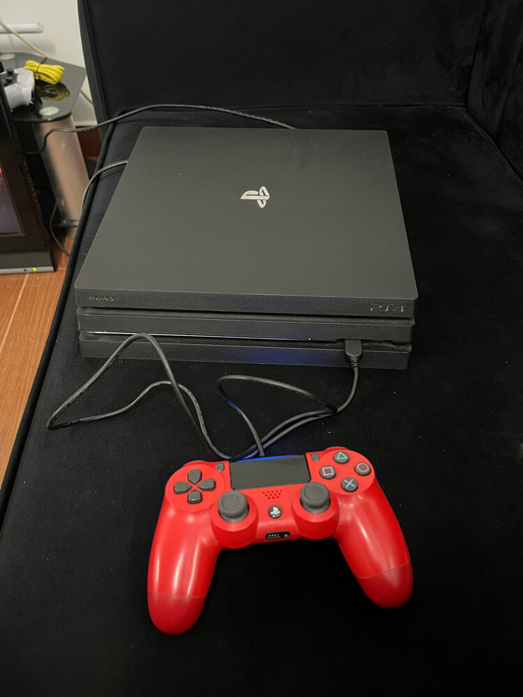PS4 PRO 1TB  - 1