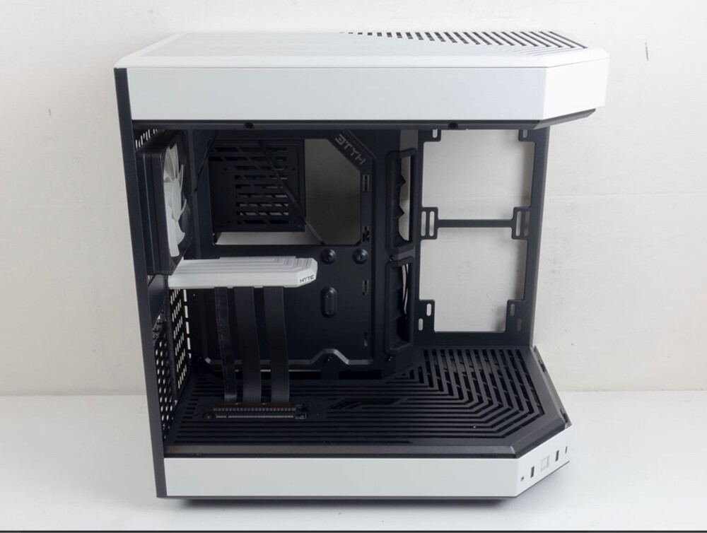 hyte y60 case - 1