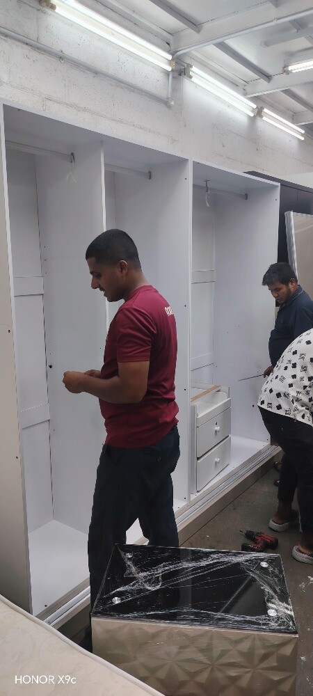 نجار متخصص في تفكيك وتركيب وإصلاح - 1
