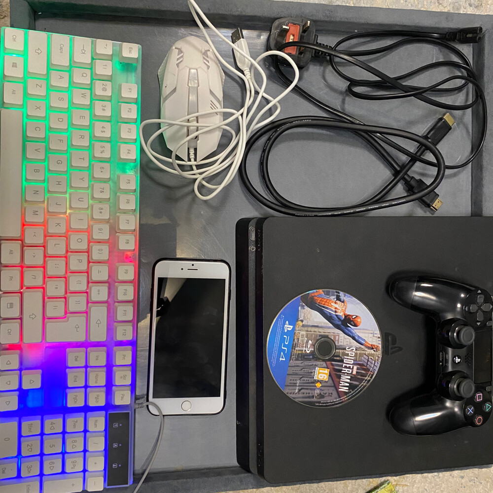 PS4 Bundle + Spider-Man + Keyboard - 1