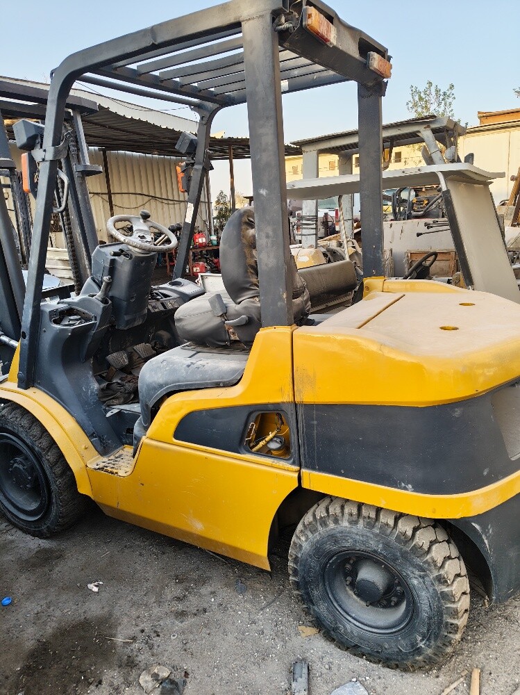 caterpillar 3TON forklift - 1