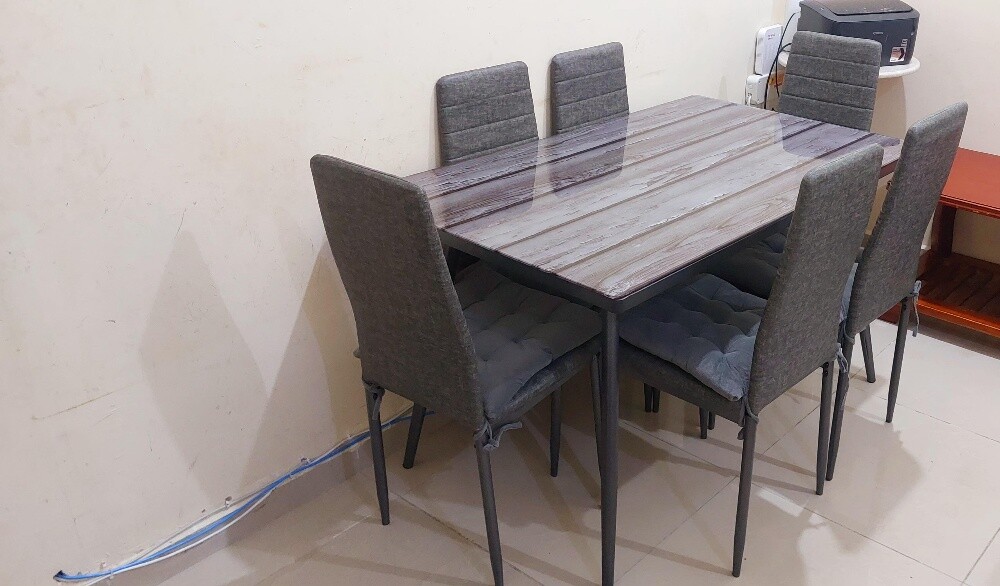 Table with 6 chairs. - 2