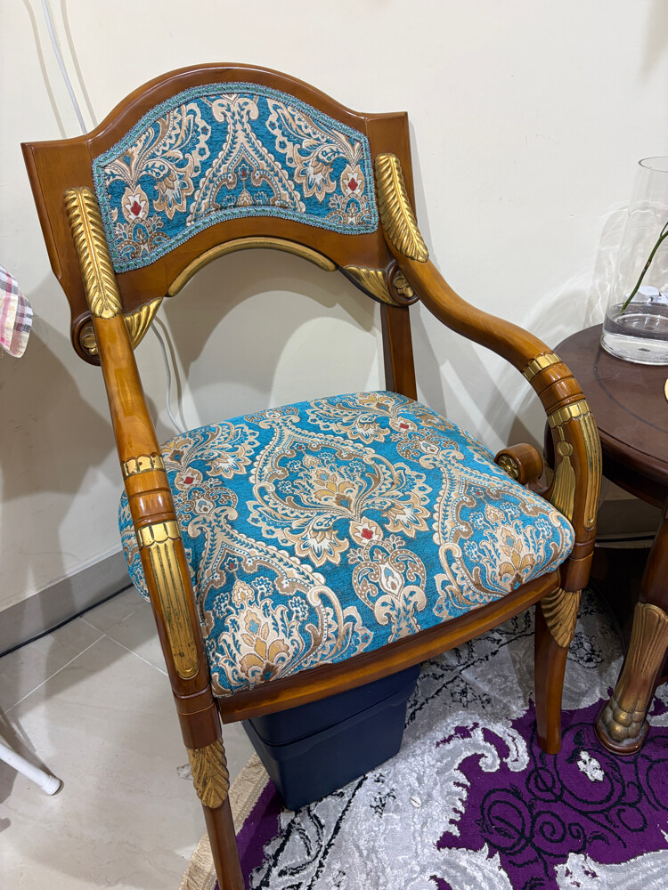 2 Chairs + Matching Coffee Table – - 5