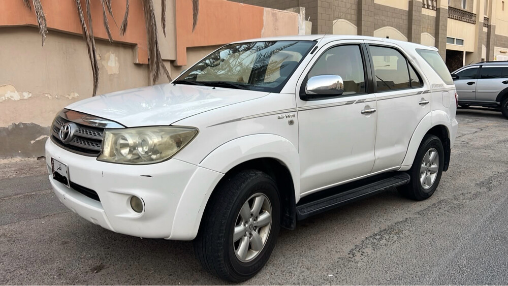 toyota fortuner 2010 - 1