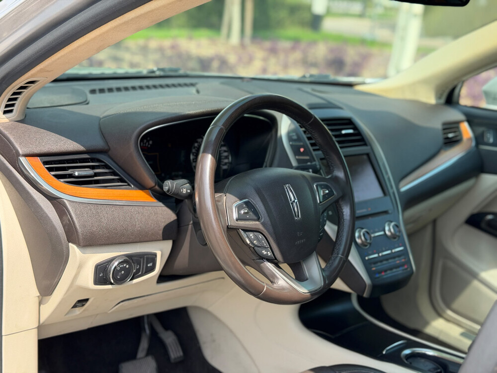 Lincoln MKC - 9