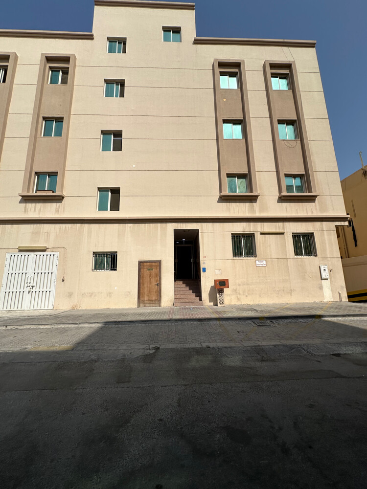 للايجار ثلاث غرف و صالة بالمطار   - 1