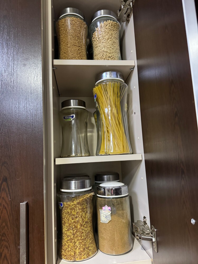 علب بلاستيك وزجاج مع مواد غذائية - 3
