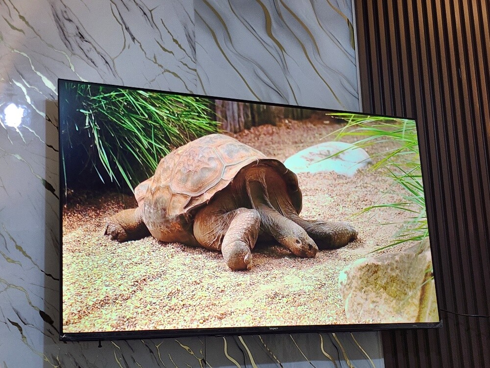 50 smart android Qled tv with box - 4