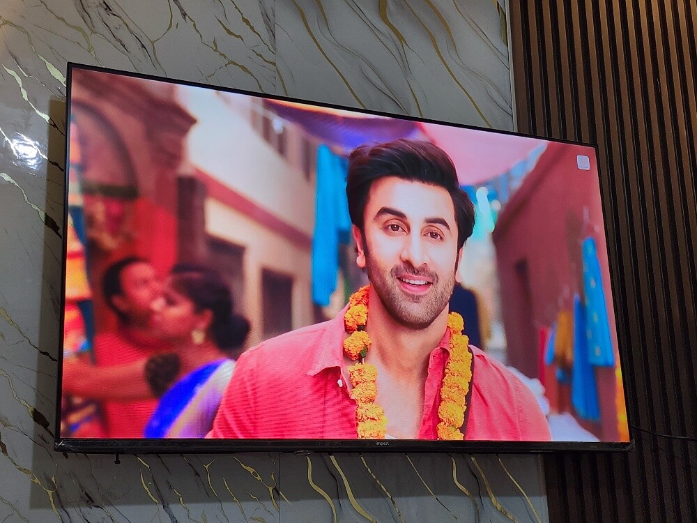50 smart android Qled tv with box - 5