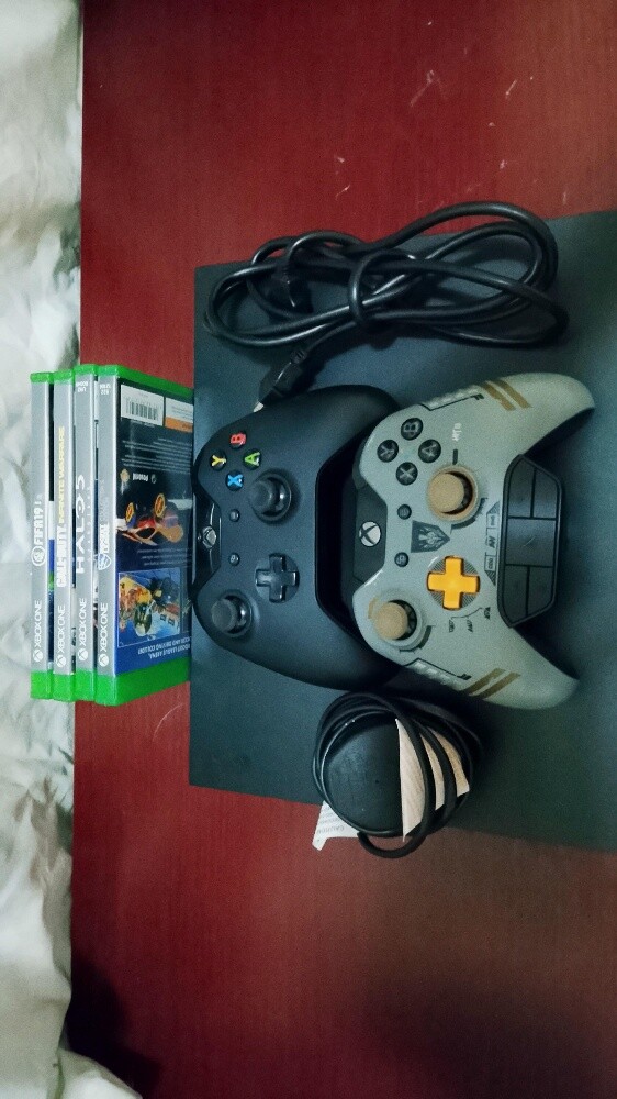 Xbox One X for sale with 4 cds - 2