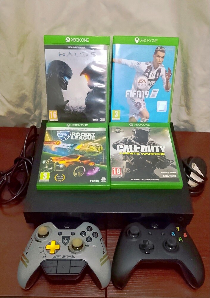 Xbox One X for sale with 4 cds - 1