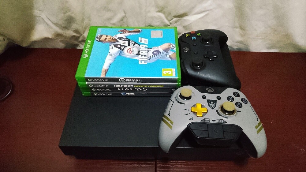 Xbox One X for sale with 4 cds - 4