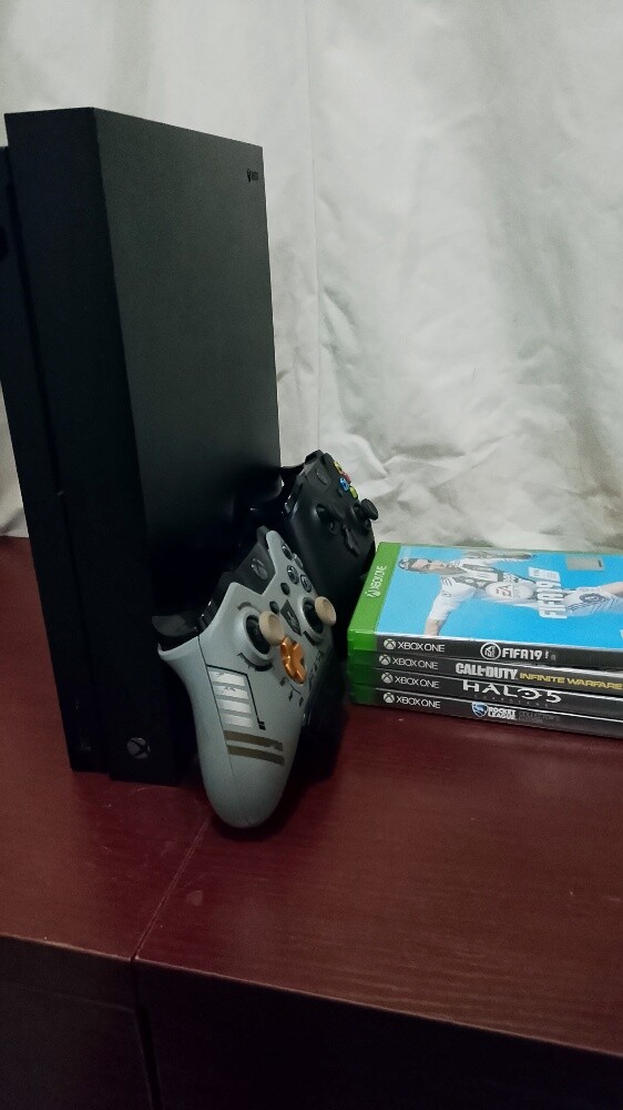 Xbox One X for sale with 4 cds - 3