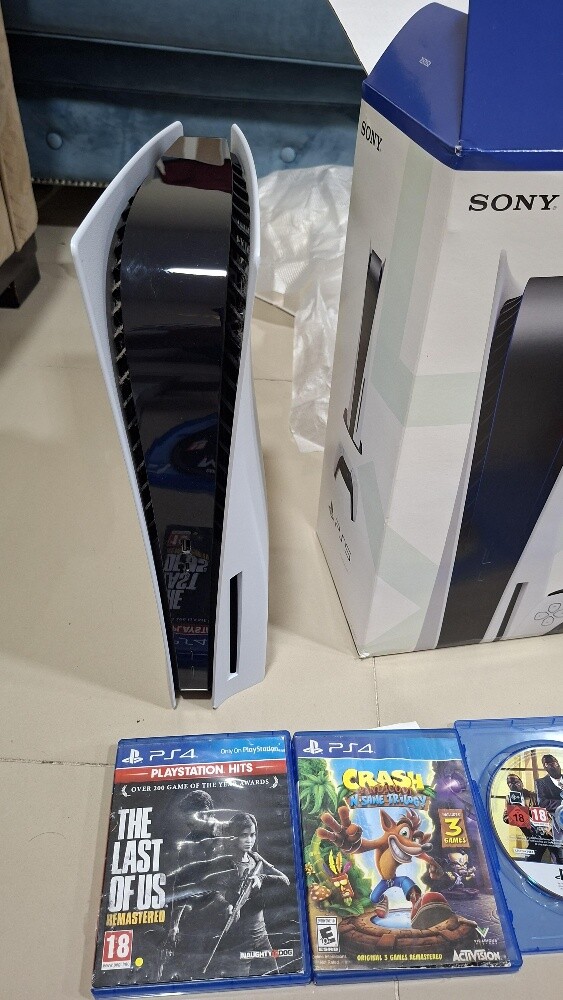 PS5 old update and headset and CD - 2