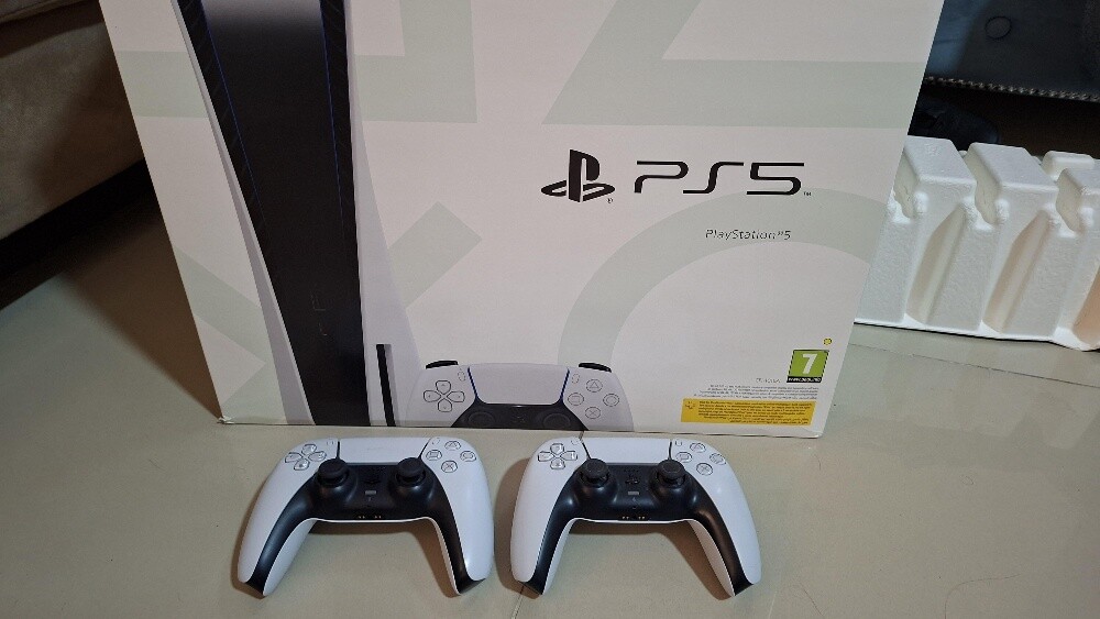 PS5 old update and headset and CD - 1