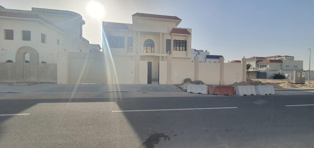 الوكيرللبيع فيلا على شارعين732م - 2